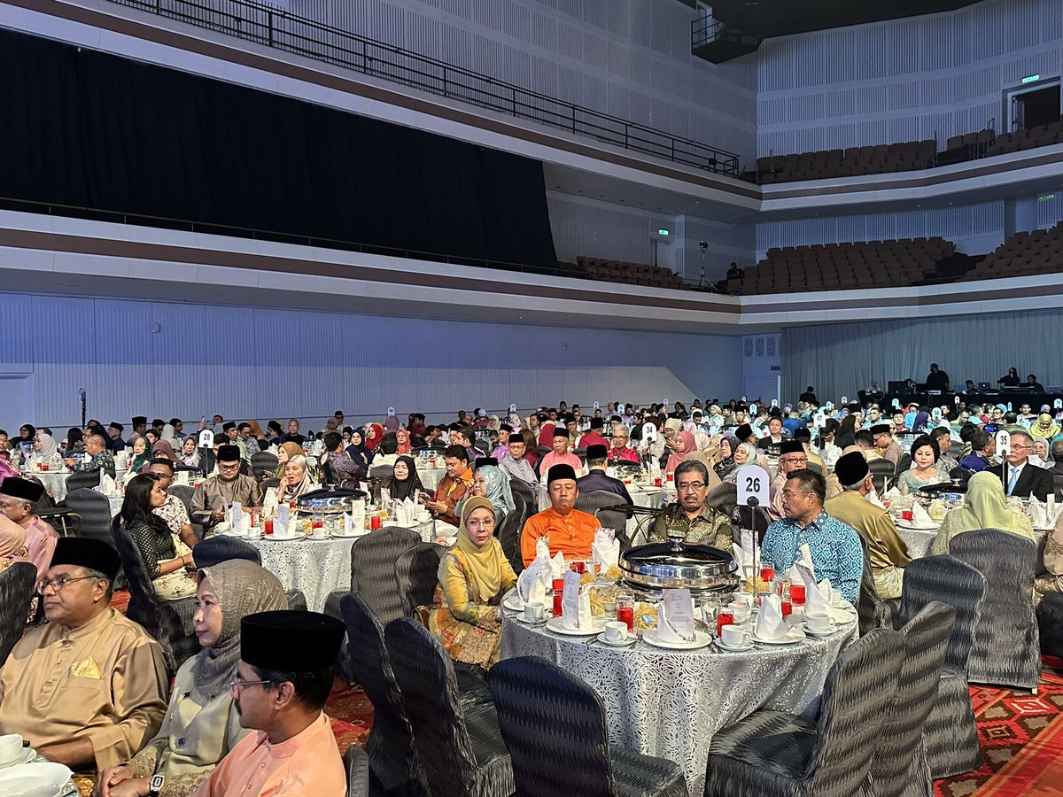 ahmadmaslan's tweet photo. Selamat Raja Sehari kpd anak & menantu Tan Sri Badruddin Pengerusi Tetap UMNO #Malaysia. Majlis diadakan di #DewanMerdeka #WTCKL pd mlm 11/3/23. Moga bahagia selamanya hingga ke Syurga.
Salam bahagia kpd semua pd hari yg ceria. Moga usaha gigih kita bekerja sentiasa dibantuNya. https://t.co/JF4VNlAWY8