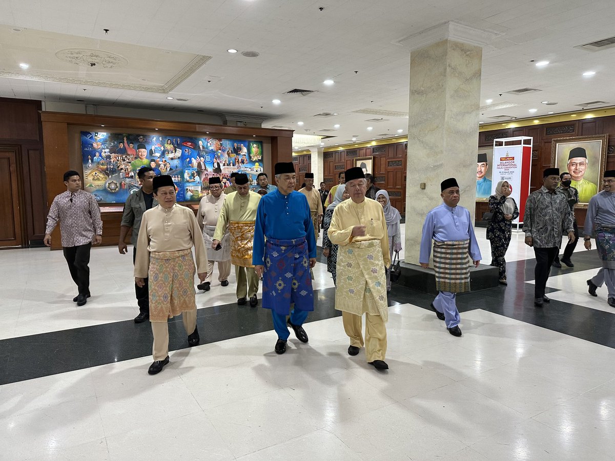 ahmadmaslan's tweet photo. Selamat Raja Sehari kpd anak & menantu Tan Sri Badruddin Pengerusi Tetap UMNO #Malaysia. Majlis diadakan di #DewanMerdeka #WTCKL pd mlm 11/3/23. Moga bahagia selamanya hingga ke Syurga.
Salam bahagia kpd semua pd hari yg ceria. Moga usaha gigih kita bekerja sentiasa dibantuNya. https://t.co/JF4VNlAWY8