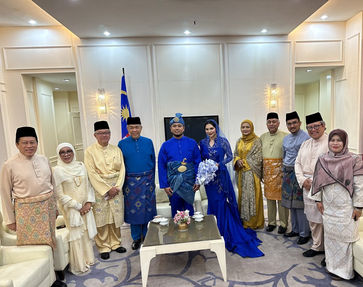 ahmadmaslan's tweet photo. Selamat Raja Sehari kpd anak & menantu Tan Sri Badruddin Pengerusi Tetap UMNO #Malaysia. Majlis diadakan di #DewanMerdeka #WTCKL pd mlm 11/3/23. Moga bahagia selamanya hingga ke Syurga.
Salam bahagia kpd semua pd hari yg ceria. Moga usaha gigih kita bekerja sentiasa dibantuNya. https://t.co/JF4VNlAWY8