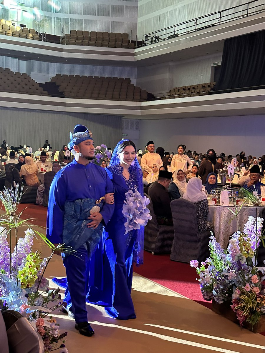 ahmadmaslan's tweet photo. Selamat Raja Sehari kpd anak & menantu Tan Sri Badruddin Pengerusi Tetap UMNO #Malaysia. Majlis diadakan di #DewanMerdeka #WTCKL pd mlm 11/3/23. Moga bahagia selamanya hingga ke Syurga.
Salam bahagia kpd semua pd hari yg ceria. Moga usaha gigih kita bekerja sentiasa dibantuNya. https://t.co/JF4VNlAWY8