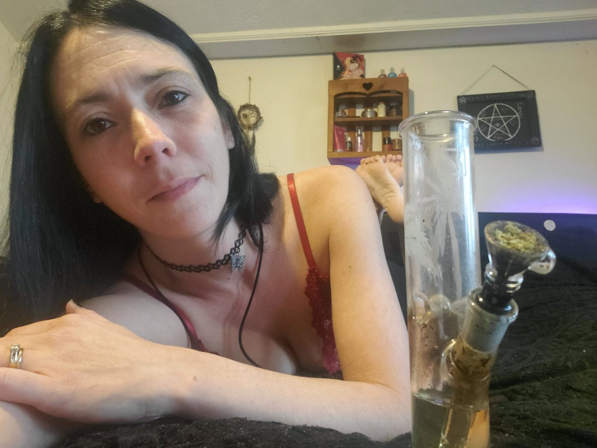 A_littl_Wicked's tweet photo. Wanna smoke with me?
#420friendly #marij https://t.co/JPuqpCDteY