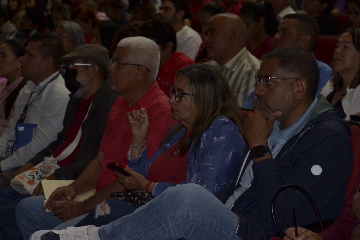 Hoy más que nunca debemos mantener vivo el legado de nuestro Comandante Hugo Chávez. Resistir a los ataques y confiar en las políticas económicas del presidente Nicolás Maduro. No están solos. 

<a href="/NicolasMaduro/">Nicolás Maduro</a> 
<a href="/dcabellor/">Diosdado Cabello R</a> 
<a href="/JacquelinePSUV/">Jacqueline Faria</a> 
<a href="/PartidoPSUV/">PSUV</a>