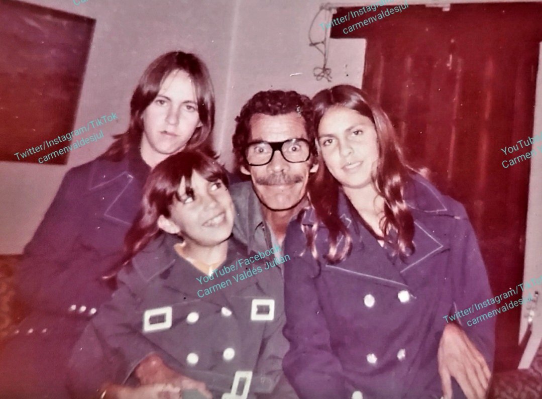 CarmenValdesJul's tweet image. Bello recuerdo del 31 Diciembre 1971, que tal mi padre feliz rodeado de sus 3 hijas, a la Izquierda Araceli, abajito estoy yo mirando a mi padre con una sonrisa llena de amor por él y en seguida Gabriela! Fuimos tan privilegiadas de tener a tan amoroso y genial padre! RT Inédita