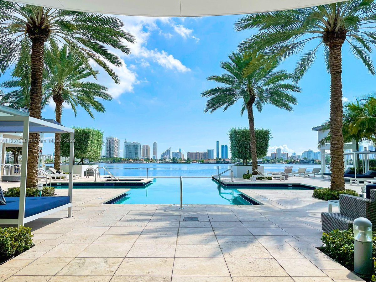 It's deals like this that hardly ever stay on the market! #beautifulhome #homesweethome  cpix.me/l/165400418