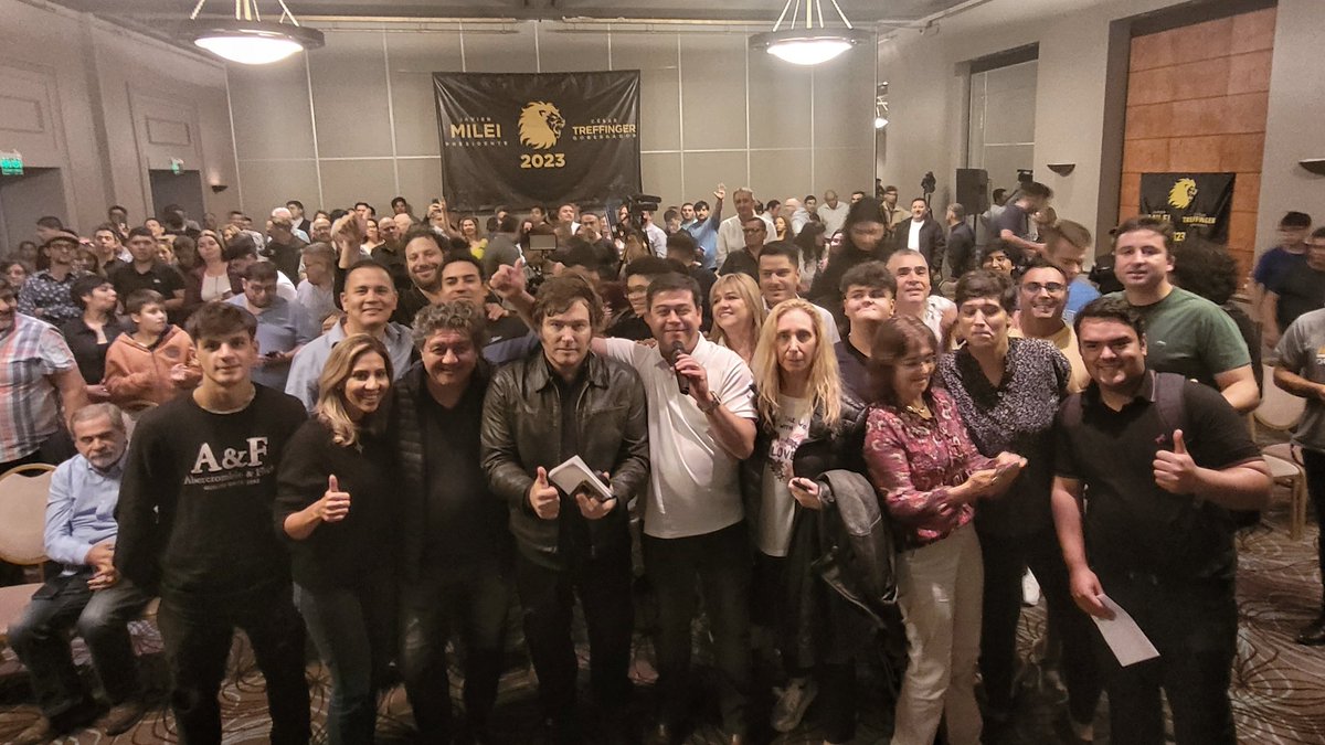 Parezco agregada con paint pero no, es que sino la fotógrafa no está en la foto ... 
Hermosa la conferencia de <a href="/JMilei/">Javier Milei</a> con el candidato a Gobernador de Chubut <a href="/CesarTreffinger/">César Treffinger</a> !