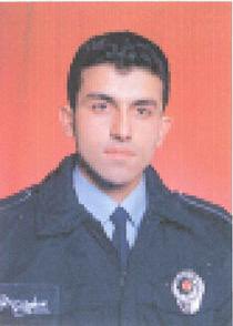 RecepCanpolat71's tweet photo. Şehit Atilla Durmuş. Diyarbakır Emniyet Müdürü Şehit Ali Gaffar Okan’ın koruma polisiydi. 24 Ocak 2001 tarihinde Hizbullah Terör Örgütü tarafından 5 meslektaşıyla birlikte Diyarbakır’da şehit edildi. Sağlık Bakanı MHP’li Osman Durmuş’un ülkücü yeğeniydi. MHP Genel Başkanı sayın @dbdevletbahceli , ülkücüleri şehit eden terör örgütü Hizbullah’ın siyasi uzantısı Hür ve Dava Partisi (Hüdapar) ile Cumhur İttifakı’nda beraber olmayı nasıl içinize sindireceksiniz? Türk Milliyetçisi olarak bu soruyu size sorma hakkım olduğunu düşünüyorum.