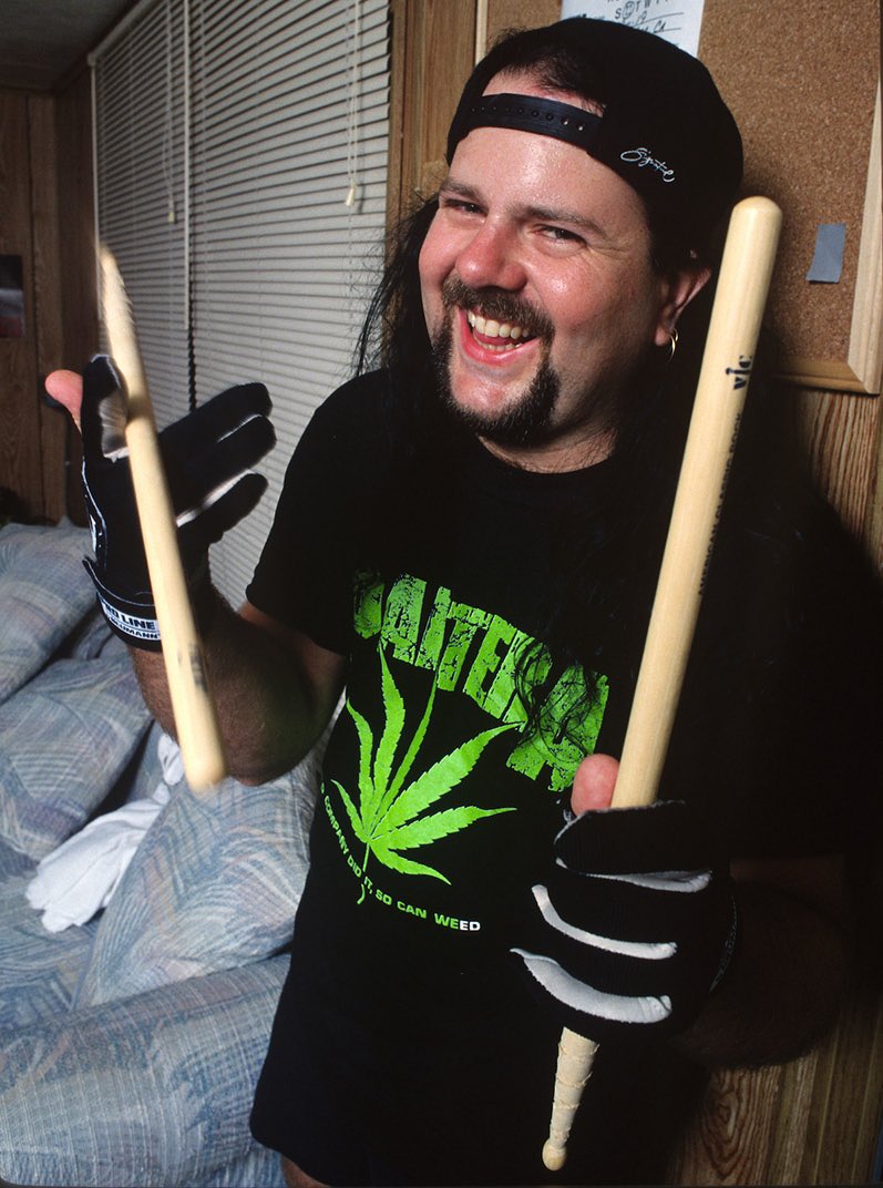 Happy birthday to vinnie paul!! wish he was still here :(( 