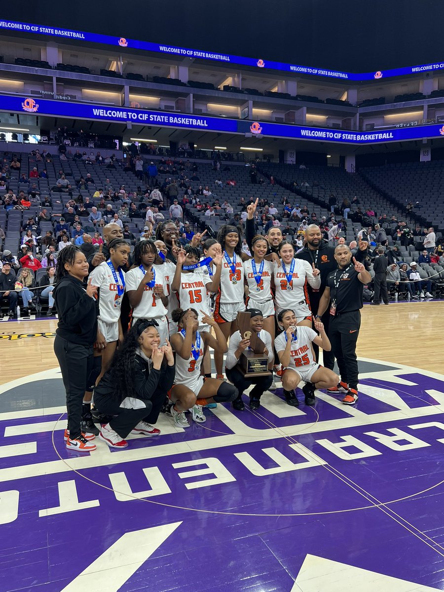 The Central Grizzlies are your @CIFState D-II champs. First basketball State title in program history. 

Talia Maxwell (24pts, 24rebs, 6 blocks). Bonita Vista just 2-27 from 3.