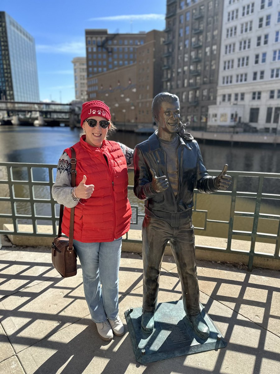 DiSportsMom's tweet photo. Is it really a trip to #Milwaukee if you don’t get a pic with the #bronzefonz ? https://t.co/K2lIFDPutU