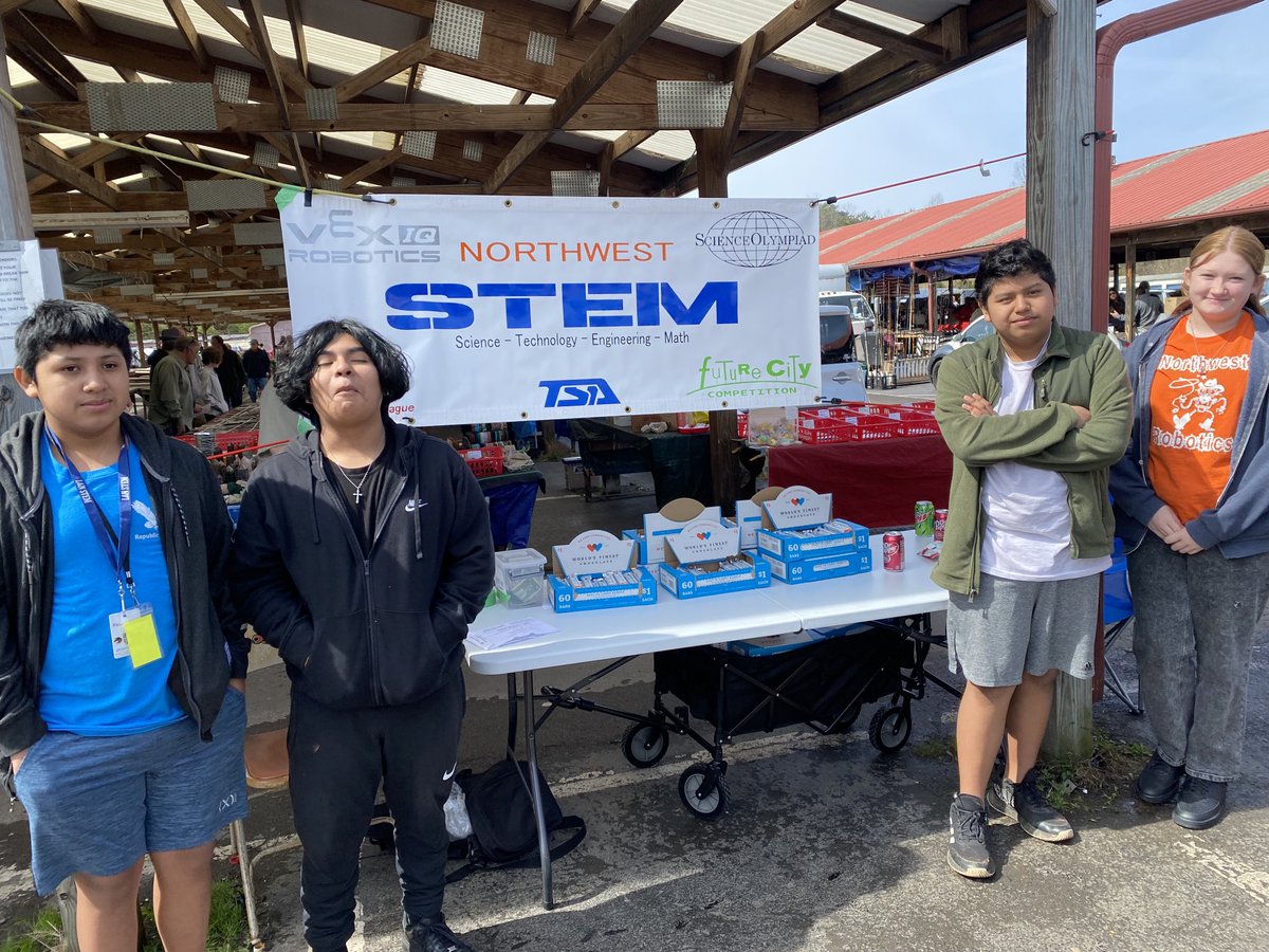 supertracyteach's tweet photo. Spring Break? What break? Not these kids! Raising money to attend ⁦@TennesseeTSA⁩ State Leadership Conference today ⁦@smokiesfleamrkt⁩ . 8 chapter members showed up to sell chocolate! So proud of these ⁦@NMS_Rangers⁩ ⁦@CTE4KCS⁩ https://t.co/OBfMDCxBGw