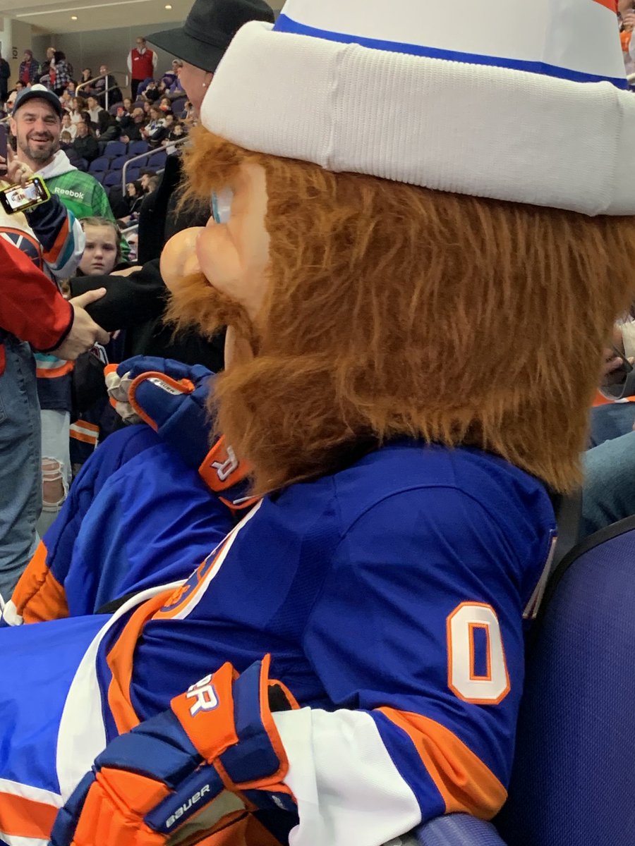 dbetberg's tweet image. Wait… that’s not my husband sitting next to me 😬#isles #nyisles