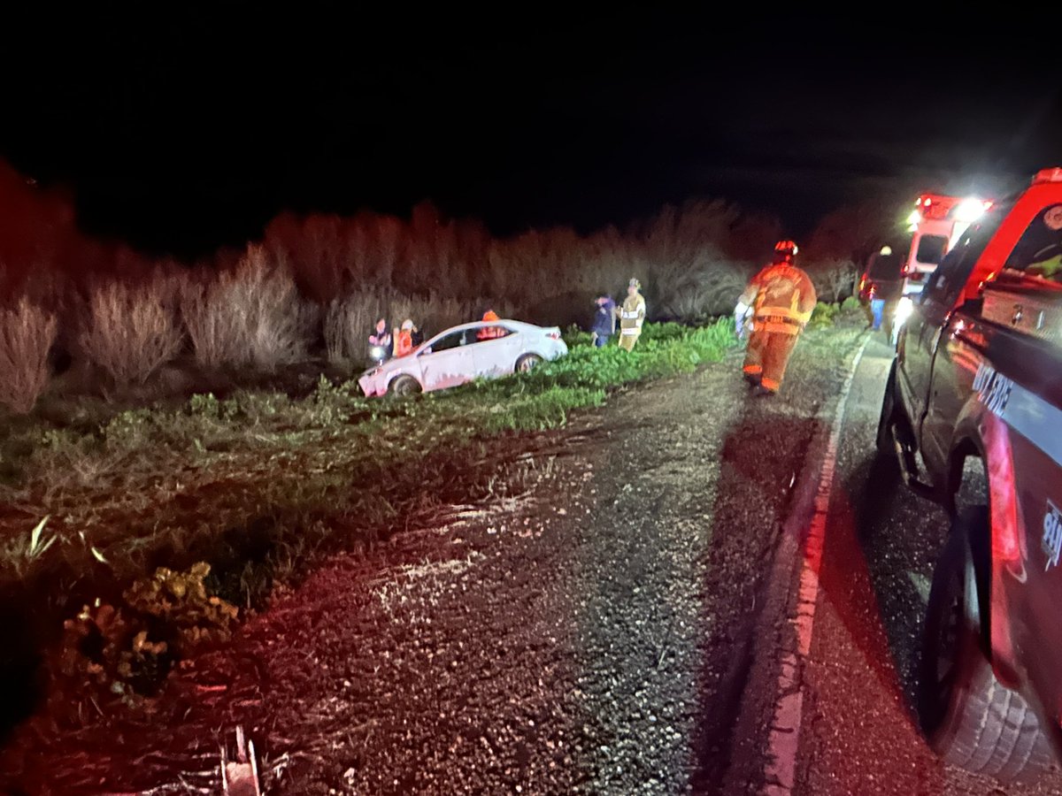 MontezumaFPD's tweet photo. Last night Montezuma Fire was dispatched for a solo vehicle off the road on Ryer Island. 

Luckily, there was no injuries and the individual involved just needed a tow up and out of the levee field. https://t.co/Ib4ub7VpQc