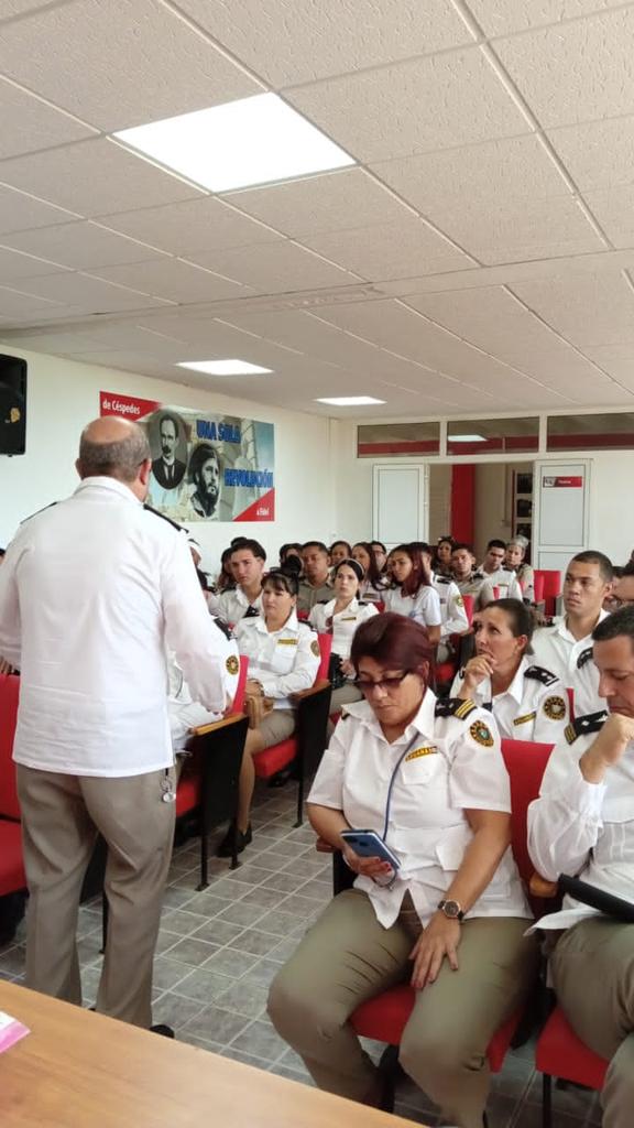 Intercambio con jóvenes y personal de la #AduanaCiegodeAvila donde ratifican q no les fallarán a la #AduanadeCuba ni a la #RevoluciónCubana porque #MejorEsPosible #YoVotoXTodos