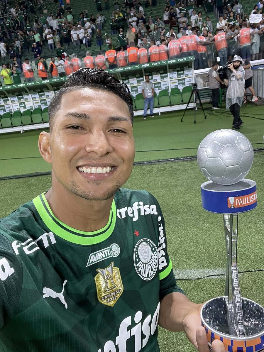 Palmeiras's tweet photo. Rústico, craque e melhor da partida 💚

#AvantiPalestra 
#AcademiaAwards https://t.co/KffW4YK9xM