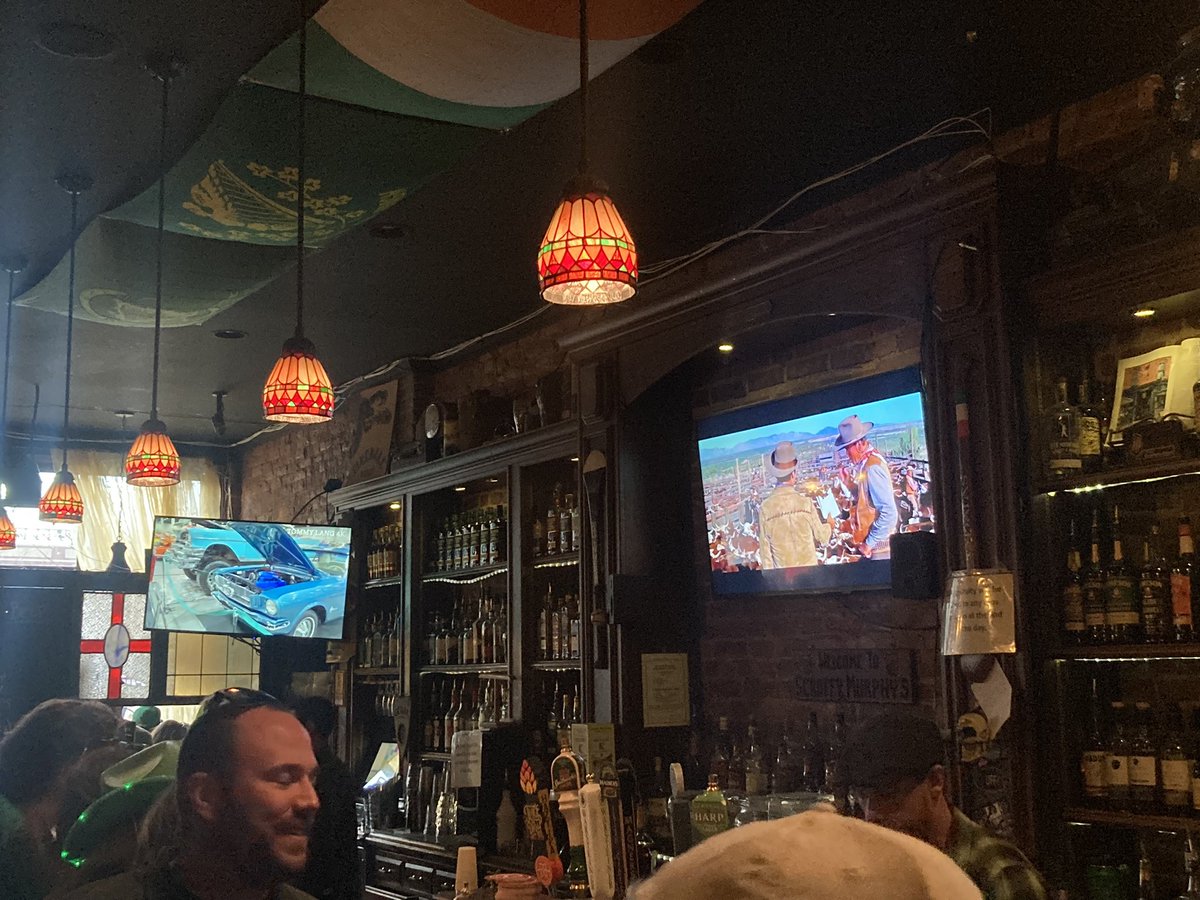 SunNsteps's tweet photo. Place is packed to the gills and they have this shit on. Not a commercial. #goodbar #itwasalwaystheU https://t.co/gB6lOaLzTm