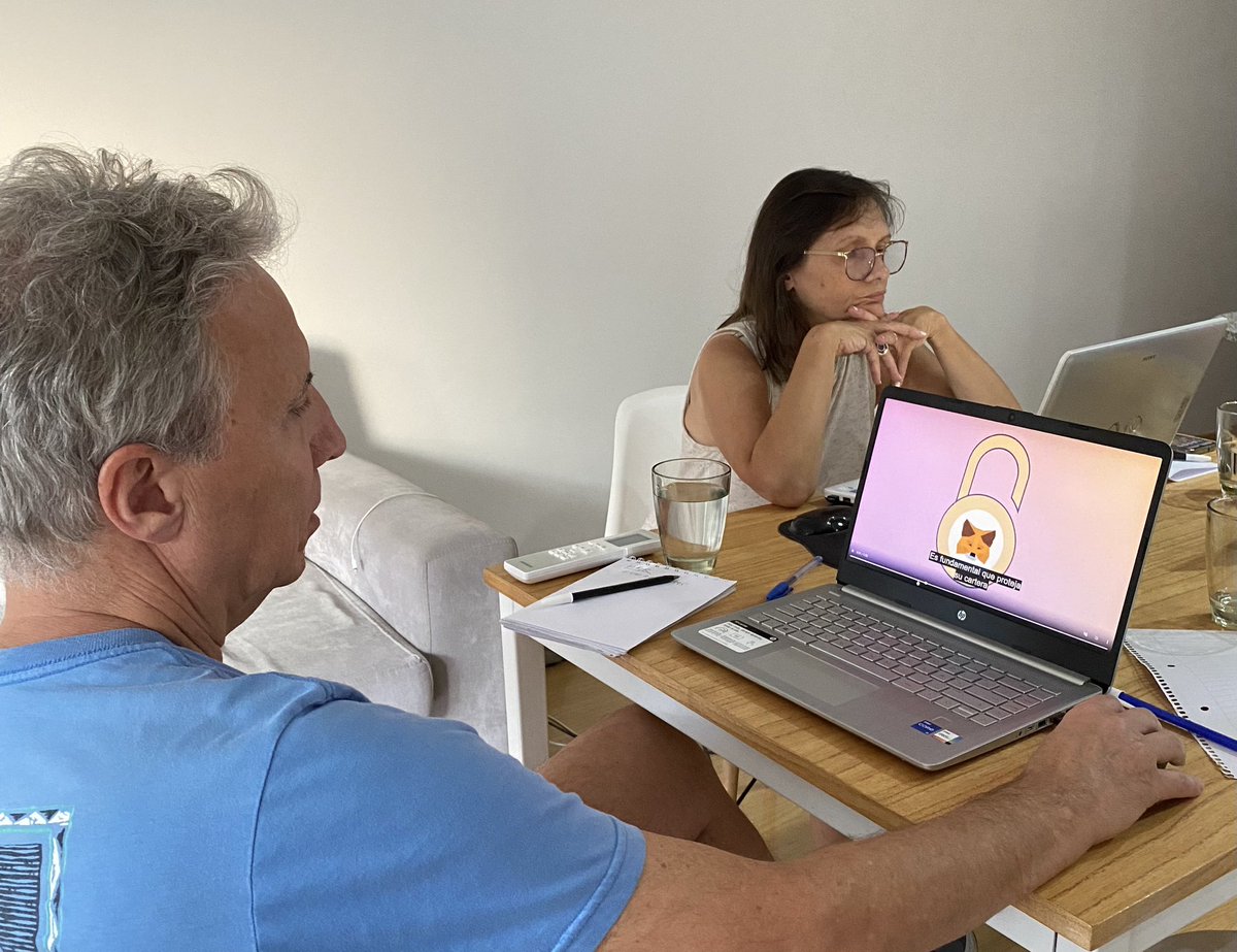 Mis papás muy concentrados en su onboarding a Metamask 🥰