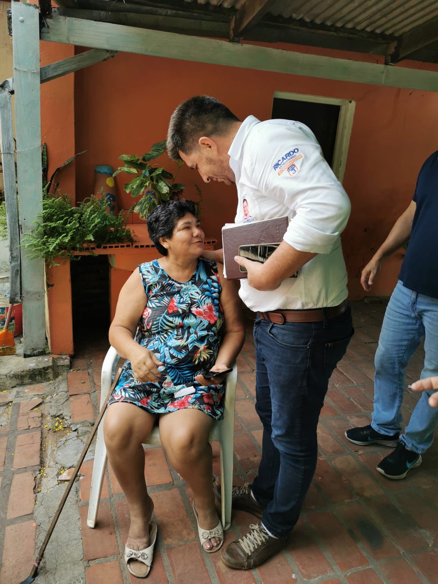 OviedoFidel's tweet photo. Juan Nuñez Candidato a #DiputadosPorLaPatria #Lista2 #Opcion10 por Central avanza casa por casa presentando sus propuestas legislativas. Escucha a vecinos de diferentes distritos del departamento https://t.co/D2qBb4HSFg