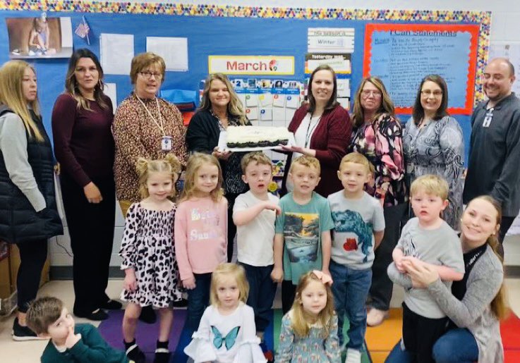 AnnaWShepherd's tweet photo. π£ Top 20 Head Start Classrooms were recognized in our 5 County REGION and 10 of the top 20 are right here in @SchoolsFloyd! 4 pictured here are: @DACE_est2017, @kevinoquinn1029May Valley. Our Early Childhood Team is βοΈβοΈβοΈβοΈβοΈ! #FloydCountyProud #OneFloyd #FloydFamily #HeadStart https://t.co/vv7ClOgo8f