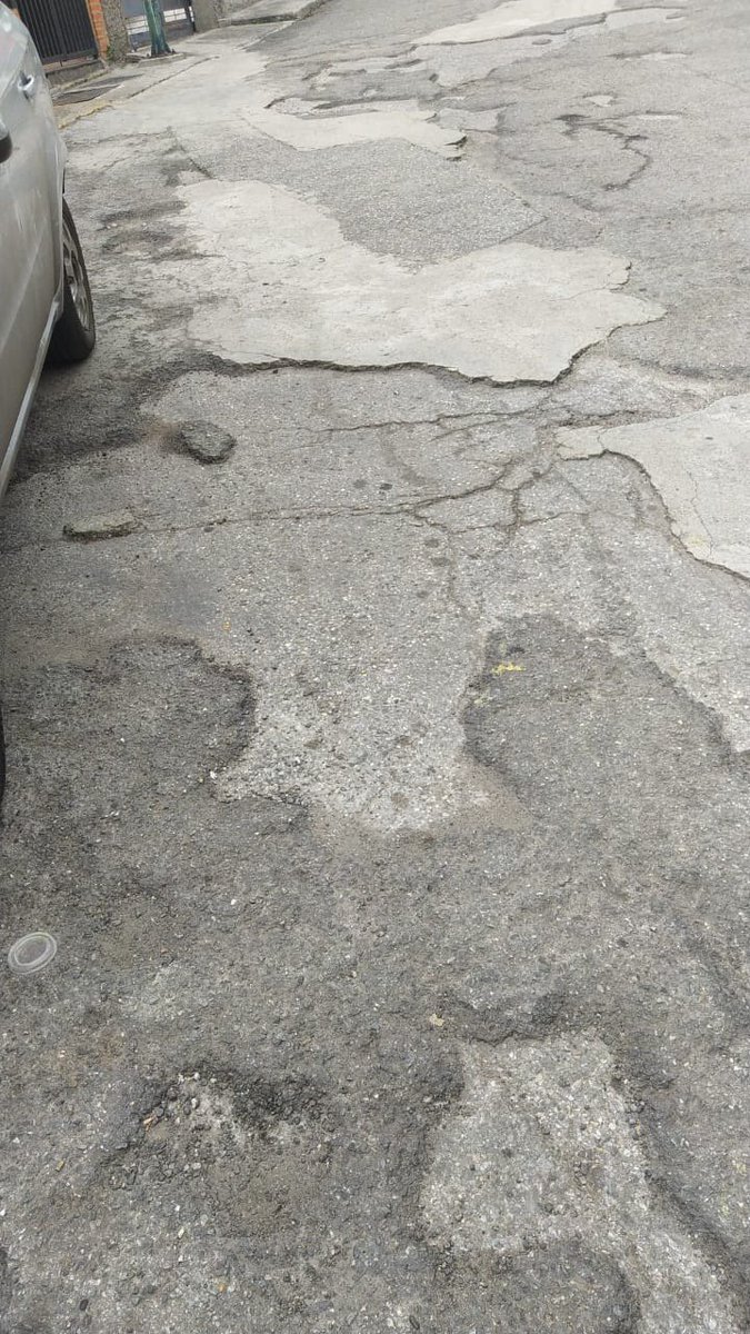 ClapCampinaCed's tweet photo. La Campiña y Los Cedros están siendo bendecidos por el programa Venezuela Bella con el asfaltado. Sin embargo, pedimos el apoyo para la calle Armando Reveron que no está en el programa para que sea Asfaltada.@gestionperfecta @Nahumjfernandez @NotiCampina @TellecheaRuiz https://t.co/hjIWmt7YF2