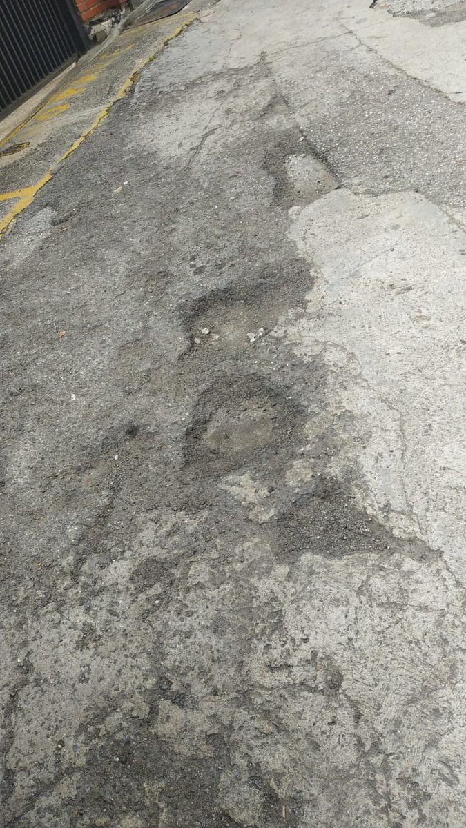 ClapCampinaCed's tweet photo. La Campiña y Los Cedros están siendo bendecidos por el programa Venezuela Bella con el asfaltado. Sin embargo, pedimos el apoyo para la calle Armando Reveron que no está en el programa para que sea Asfaltada.@gestionperfecta @Nahumjfernandez @NotiCampina @TellecheaRuiz https://t.co/hjIWmt7YF2