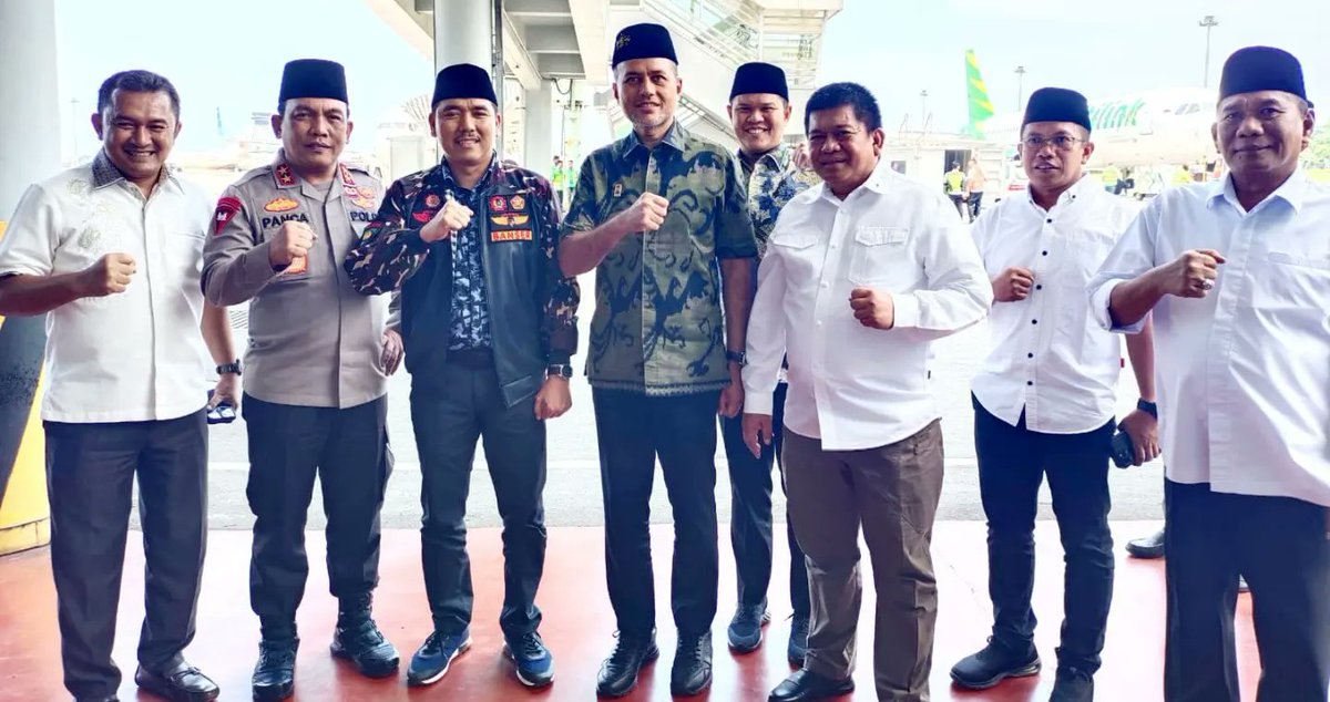 Menghantar Ketum PBNU KH. Yahya Cholil Staquf di Bandara Kualanamu-Medan bersama Forkopimda Sumut. 
Salam sehat untuk semua. Barakallah