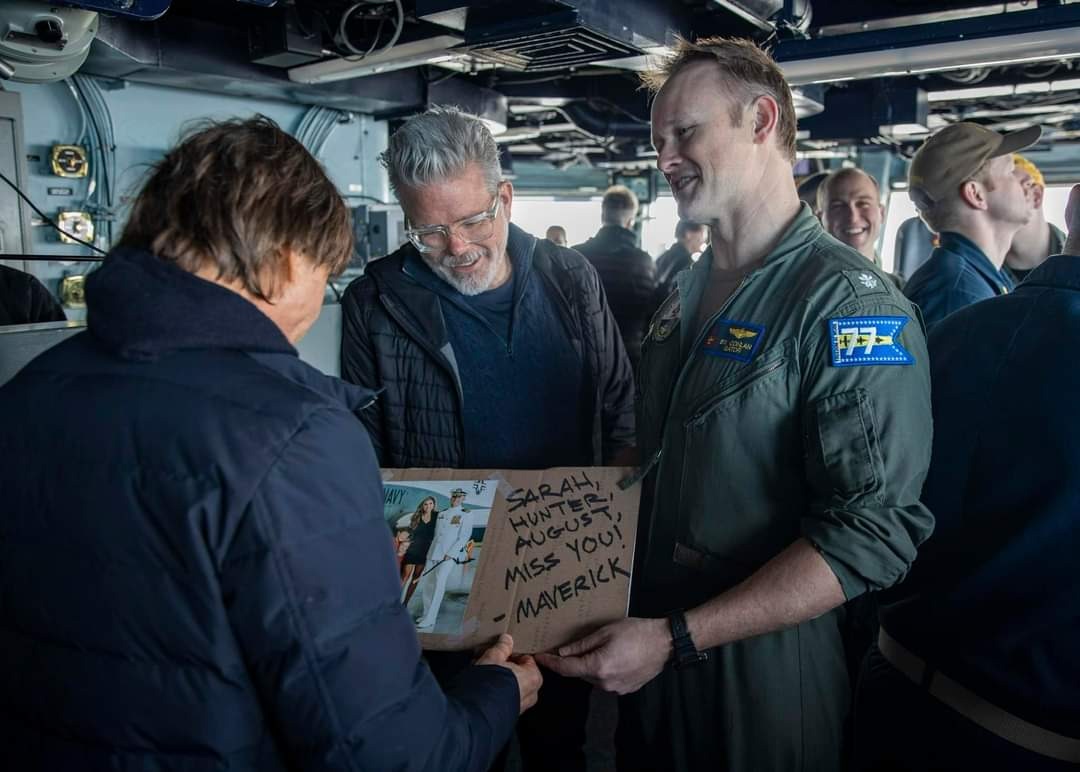 USNavy's tweet photo. .@TopGunMovie crew 🤝 USS George H.W. Bush @GHWBCVN77 crew

What better deployment highlight than Tom Cruise and his team stopping by for a visit?!

Read more: https://t.co/wtFKvuhK9z https://t.co/0ozMrE42vD