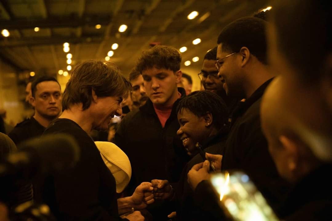USNavy's tweet photo. .@TopGunMovie crew 🤝 USS George H.W. Bush @GHWBCVN77 crew

What better deployment highlight than Tom Cruise and his team stopping by for a visit?!

Read more: https://t.co/wtFKvuhK9z https://t.co/0ozMrE42vD
