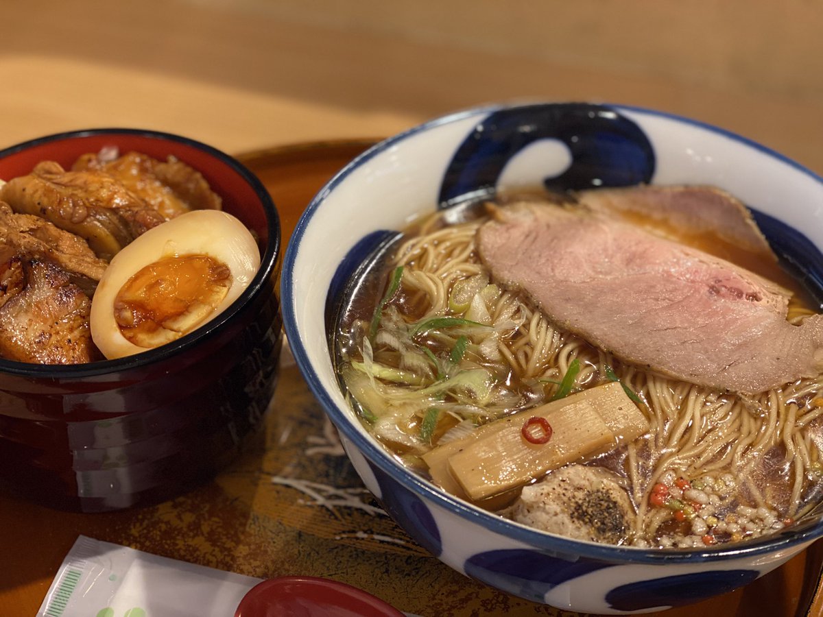 麺処 てしお ここの鶏豚チャーシュー丼が香ばしくてとにかく旨い！ 炭火で焼いてんじゃないの？？ 醤油麺ももちろん旨くて麺も３種類から選べるよ！ YouTube https://t.co/fkLP8t13tk