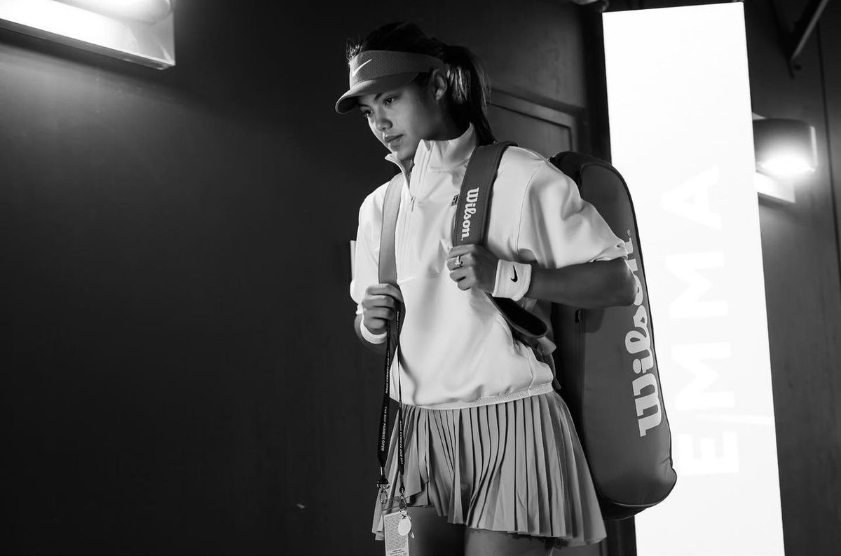 EmmaRaducanu's tweet photo. starting in IW👀🎩➡️ https://t.co/4UY3bEtN18