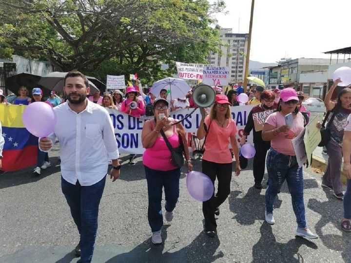 DeZetkin's tweet photo. 08 de marzo "Dia Internaciopnal de la Mujer Trabajadora, las mujeres cabobeñas tomaron las calles desde el Liceo Pedro Gual en la av. Bolivar hasta la Defensoria del Pueblo a exigir salario y pensiones indexados a la canasta basica y cese a la violencia patrnal. https://t.co/N9BgV97w5S