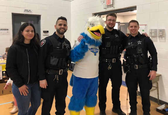 PoliceWheeling's tweet photo. Thank you @ccsd21twain for inviting us to your Bingo Night!! Officers were given the opportunity to emcee one of the Bingo games and spend time with Twain staff and students. Thanks again for having us!!

#bingo #bingonight #community #twainelementary #ccsd21 https://t.co/j7CB049nf3