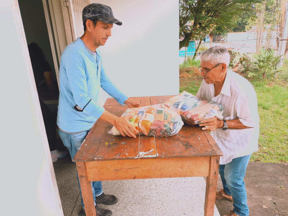 #09mar Se hizo entrega de la bolsa CLAP de alimentos para las familias de la Comunidad Prolongación Unidad Vecinal, todo esto gracias a la gestión de nuestro gobernador <a href="/FreddyBernal/">Freddy Bernal</a> 
@Tachira_Clap <a href="/LealTelleria/">M/G Carlos Leal Tellería</a> <a href="/MinAlimenVen/">minalimentacion_ve</a> <a href="/NicolasMaduro/">Nicolás Maduro</a> <a href="/ClapCristobal/">clap municipio san cristobal</a>