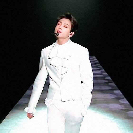 97JKARCHIVES's tweet photo. models should be thankful that jk chose to be an artist #JUNGKOOK https://t.co/GzeisfkiX6
