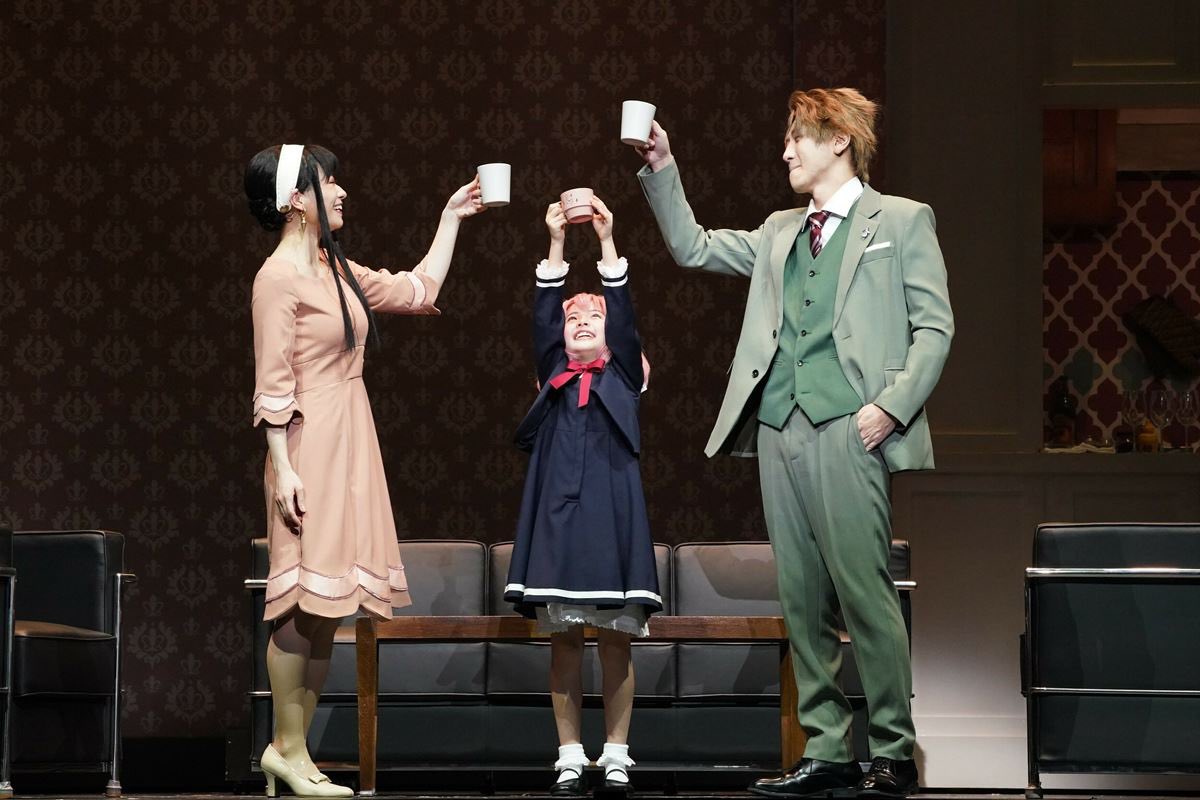 _mika60_'s tweet photo. [Thread] More #SPY_FAMILY musical vs. manga and anime comparisons!

1) The Forger family "cheers" after the school interview! (Manga chapter 5/Anime episode 4) https://t.co/RHi6Xz7g37
