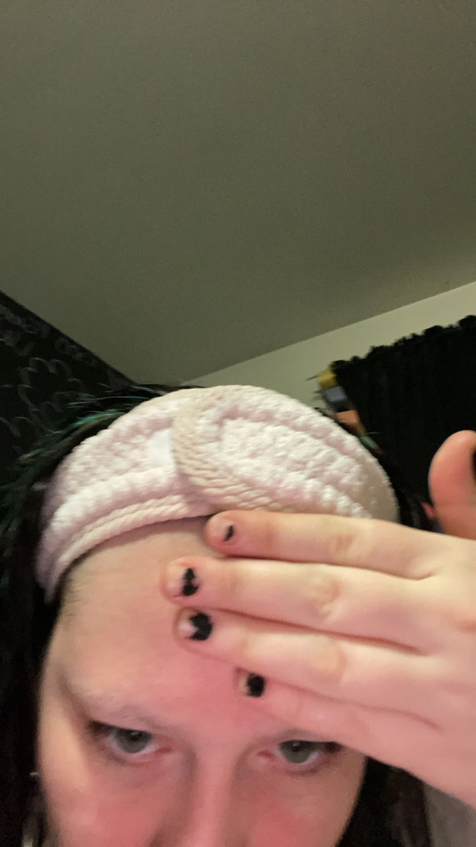 jeefica's tweet photo. Got me one of those headbands so my hair don't get wet when I wash my face also this is not me using my hand to hide my forehead but to tell you all that it's 4 fingers wide #iwillnothide https://t.co/Qt3E4MaBQZ