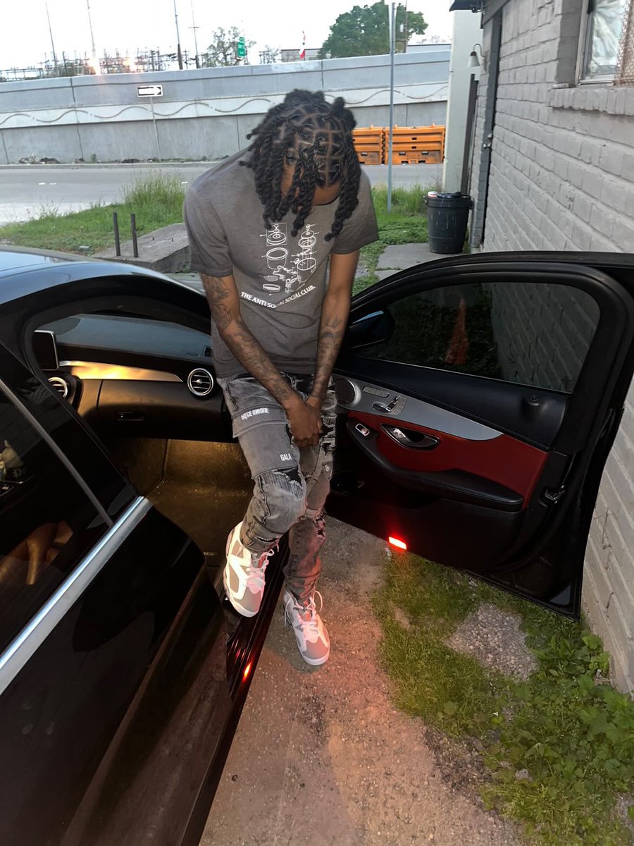_lilslow's tweet photo. Everything get sold who said they need sum get money get money get money my life a re-run #SlowBucks ๐ https://t.co/rpE4ub2bRL