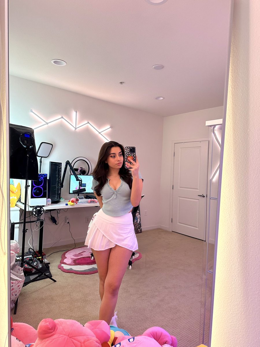 officialslayeas's tweet photo. playing the new dbd update &amp; talking about super fun stuff coming up!!! https://t.co/7qHTPa2CVQ https://t.co/BU4w5ylsZO