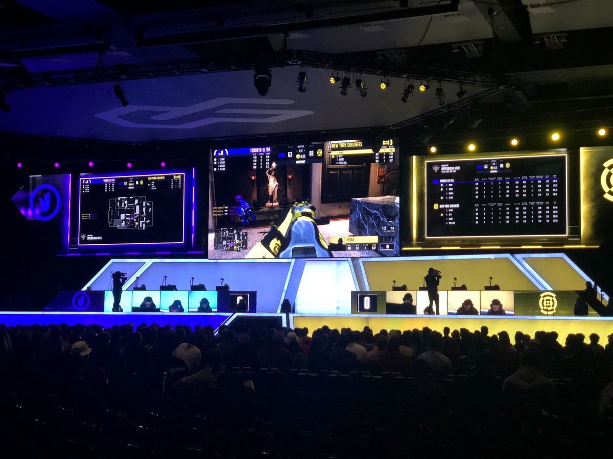ethuun's tweet photo. CoDcaster allows us to put up a live map (left) and stat screen (right) on the stage during games 

So elated the team could pull it off in time for the @CODLeague #OpTicMajor. 

OP viewing experience for folks in-venue https://t.co/9xcZScJbzB
