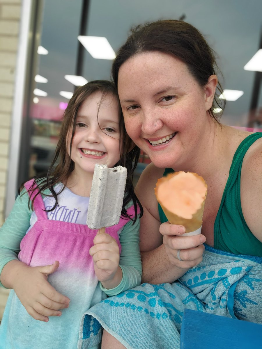 sjmenefee's tweet photo. Pool 💦 + Paletas 🍦 #SpringBreakMode https://t.co/LT9LCYh6GI