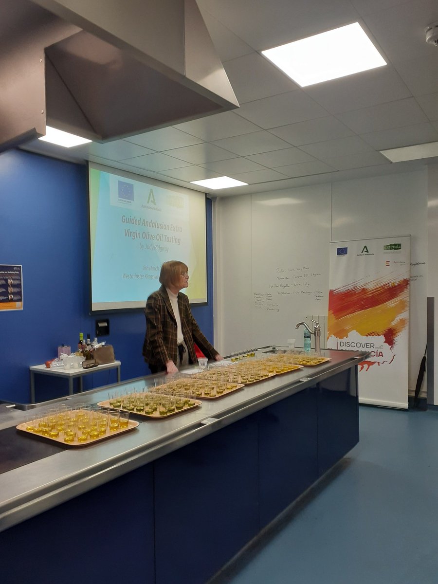 belenamatmartin's tweet photo. @extendajunta organises an Andalusia #EVOOs tasting at #westminsterkingswaycollege. Training the #chefs of the future. #foodsfromandalusia #spanishgastronomy #foodies #spanishcuisine https://t.co/VqqNzNvcER