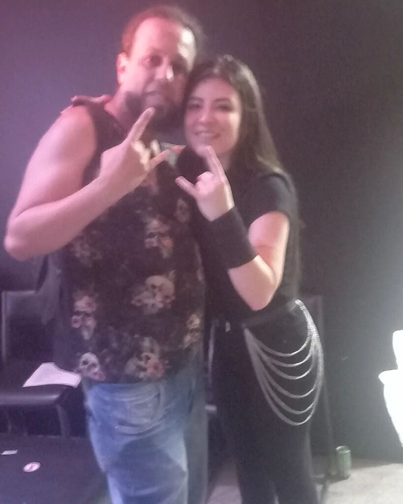 andremansonlima's tweet photo. #tbt nem tão distante (dezembro) em uma fotinho com a ótima guitarrista @falchi.jessica do @cryptadeath 
Toca super bem e super simpática!!!

#boanoite #goodnight #cabeludo #longhairman #barbudo #beardman #beard #barba #cerveja #cerveza #beer #bier #biere #birra #piva #cerve… https://t.co/MnPyexEm4R