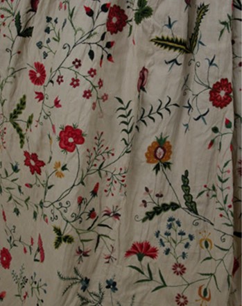 NTKillertonFash's tweet image. Scarlett O’Hara wasn’t the only woman who had the idea of making curtains into a gown.  Susanna Courtenay's glorious vibrant wool-embroidered dress, re-modelled between 1760 and 1780, probably started life as bed hangings much earlier in the century.

#FashionFortnight