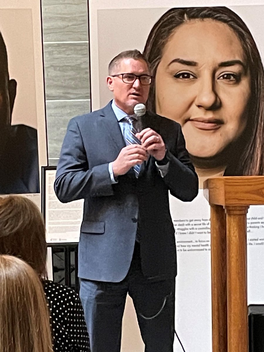 Mental Health Commissioners and @MoMentalHealth Dir Val Huhn celebrated "The Art of Being Me" in the Capitol  Rotunda with @LtGovMikeKehoe and @cjdavisBrightli. Thanks to @BurrellFdtn for bringing this beautiful and moving exhibit to Jefferson City!  Join us as #StigmaCrushers!