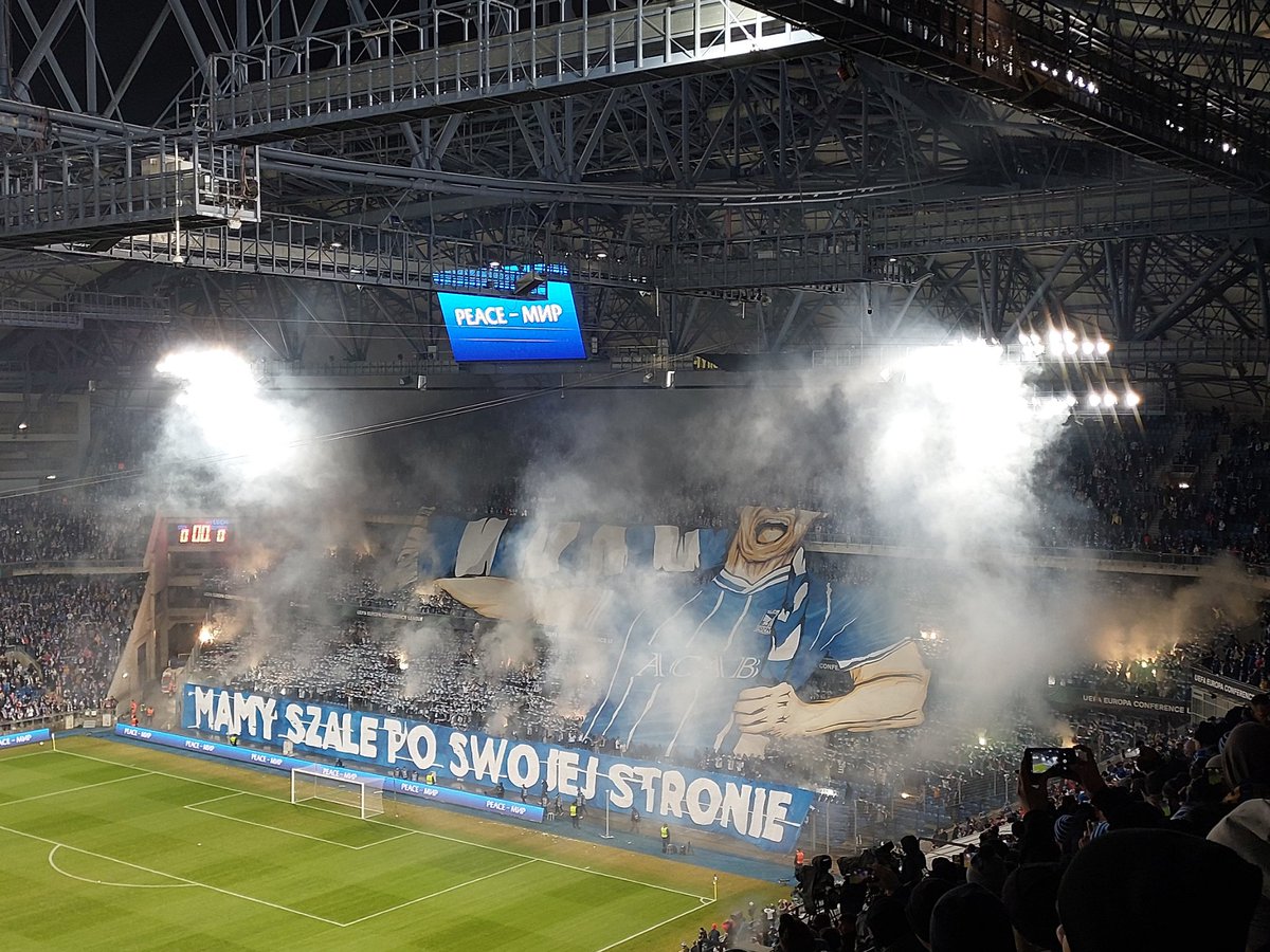 M_Bondyra's tweet photo. Wynik świetny. Bdb Pereira i Rebocho. Gol Milica jak rasowego napadziora. Gol Marchewy to chyba oststnia rzecz jakiej się spodziewałem. Do 1/4 finału #ucel brakuje już niewiele.
PS. Świetny dziś kocioł, ale kibole ze Sztokholmu to też niezła ekipa
#lpodif #lpodju https://t.co/lvwm3CIUAV