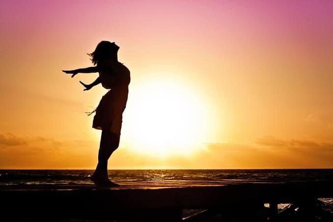 ¡Empezar no es fracasar!. Volver a empezar es redireccionar, reiniciar, darse nuevos aires o empezar nuevos sueños. Sabes? nunca se es demasiado viejo para hacerlo. Empieza una y otra vez  cuantas veces necesites. ¡No te rindas, ni te resignes  a   vivir frustrado o amargado!