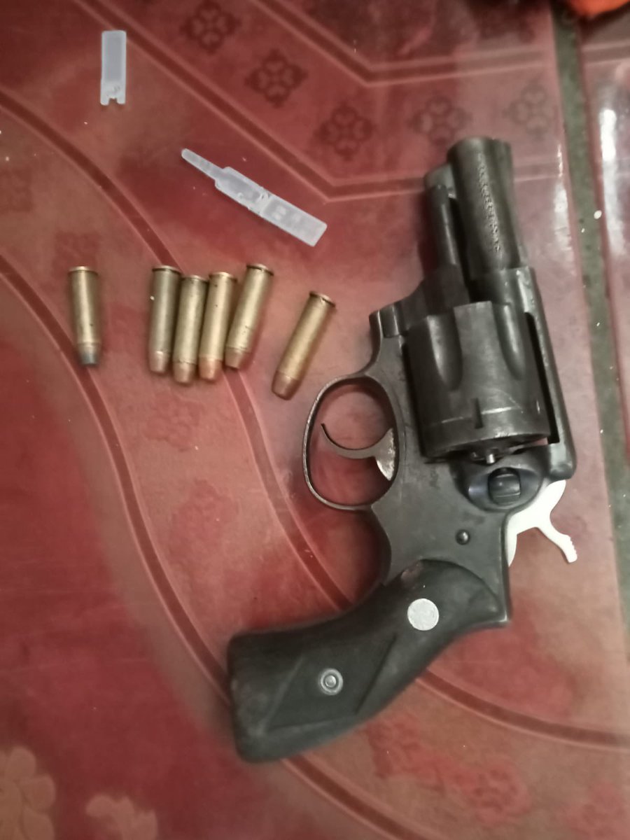crimewatch202's tweet image. #sapsGP Police seize drugs and arrest four suspects who were found in possession of an unlicensed firearm in #Westbury. The arrested suspects face charges of possession of an unlicensed firearm, live ammunition and dealing in drugs.