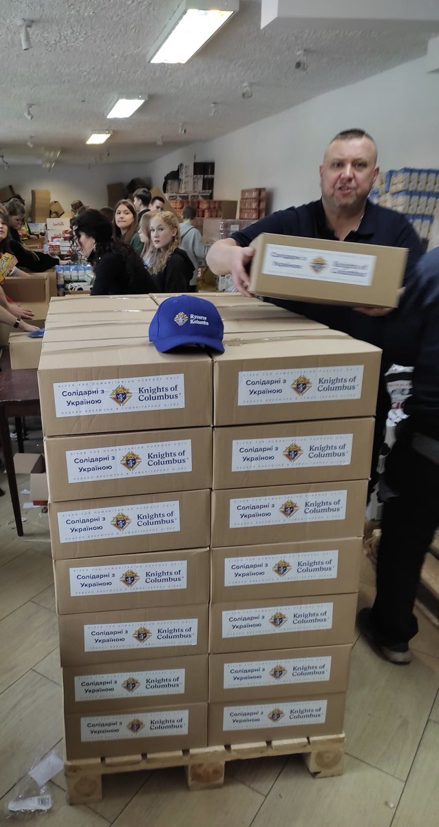 SCzyszek's tweet photo. Knights of Columbus’ work to aid 🇺🇦 represents an unbroken chain of charity. With 4,700+ councils in 🇺🇸&amp;🇨🇦 supporting @KofC 🇺🇦Solidarity Fund, @RycerzeKolumba in 🇵🇱 produced 160,000+ care packages for displaced people across 🇺🇦. See map of @KofC impact at https://t.co/M5soRQ2NFc https://t.co/eKOjr8v9em