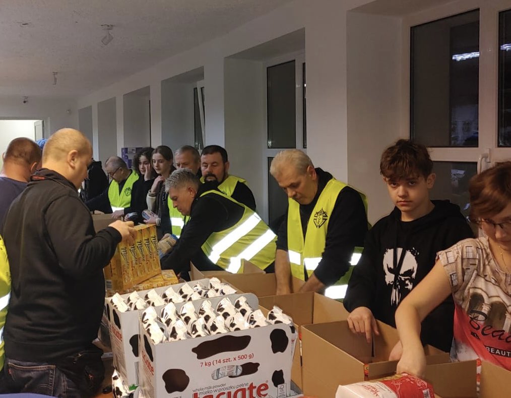 SCzyszek's tweet photo. Knights of Columbus’ work to aid 🇺🇦 represents an unbroken chain of charity. With 4,700+ councils in 🇺🇸&amp;🇨🇦 supporting @KofC 🇺🇦Solidarity Fund, @RycerzeKolumba in 🇵🇱 produced 160,000+ care packages for displaced people across 🇺🇦. See map of @KofC impact at https://t.co/M5soRQ2NFc https://t.co/eKOjr8v9em