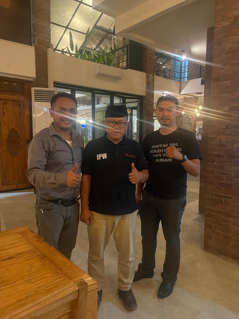 gus_baris's tweet photo. Pengacara dan pers itu harus harmonis 😅😂🤣 https://t.co/rAhENGZvJ1