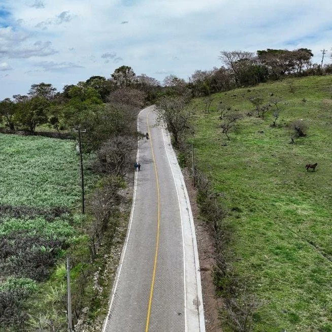 CmdtFederico's tweet photo. #Nicaragua 🇳🇮❤🖤
Este Jueves 9 de Marzo, El MTI Inauguró 9 km de la nueva Carretera San José de los Remates – La Cañada.

❤️🖤 Esta bella obra se convierte en una ruta alterna que fomenta los vínculos productivos entre los Departamentos de Boaco y Matagalpa.

#ManaguaSandinista https://t.co/ELe8xvQ9y2